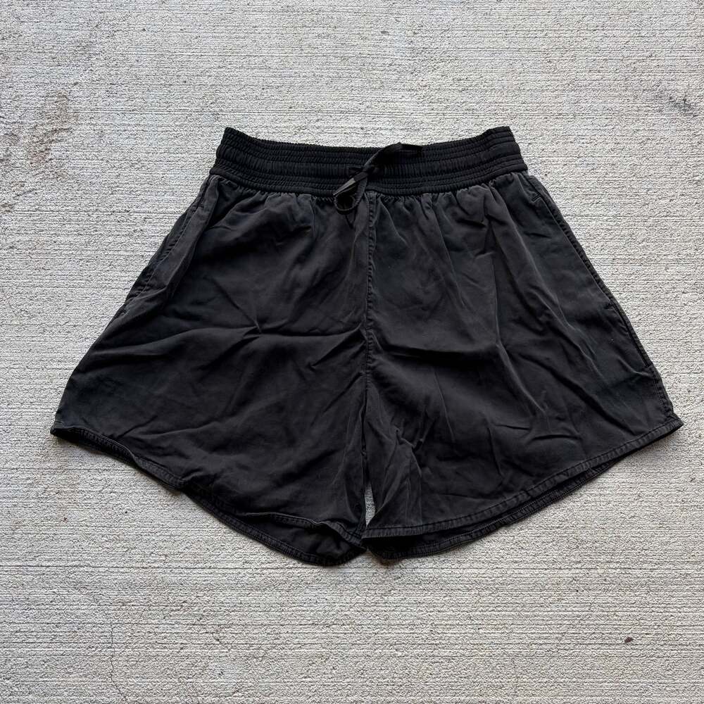 Lululemon Women’s Training Gym Shorts Size 6 (Read Description)